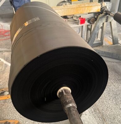 優れた耐薬品性と耐摩耗性を備えた黒染めグラスファイバー生地